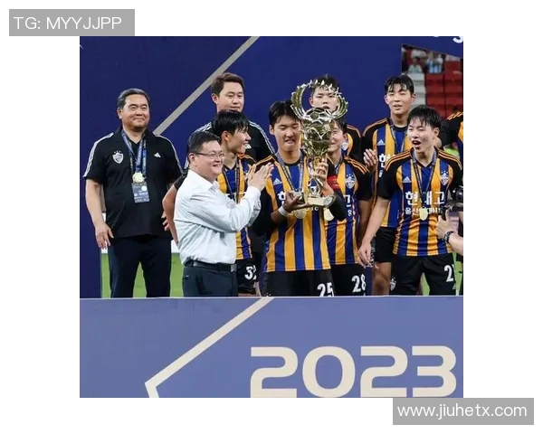 足球明星荣获最佳球员奖项的真实瞬间定格在镜头中