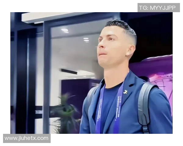 足球明星身着西装现身机场展现时尚魅力与运动风范的完美结合