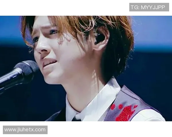 外国足球明星展现唱功精彩瞬间引发粉丝热议与欢笑